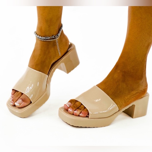 ⭐️NIB - Wild Diva Lounge - Nude Slides with 2" Heel - Womans Size 7 - Picture 1 of 4